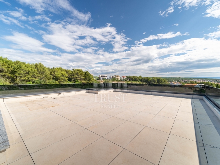 Luksuzni penthouse s panoramskom terasom u gradu Krku