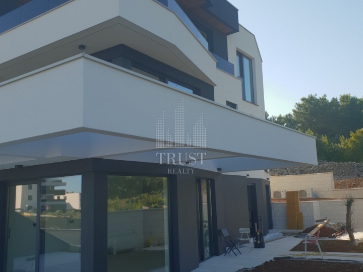 Krk - apartman u prizemlju s privatnim bazenom