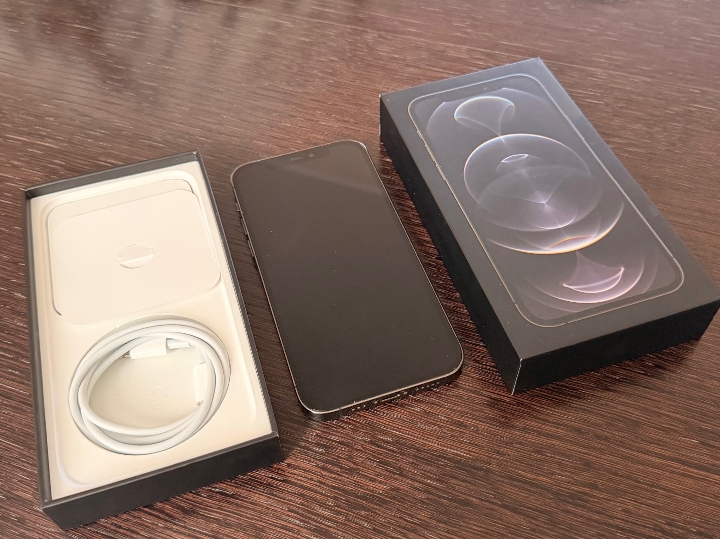 Prodajem iPhone 12 Pro 128 GB – Graphite – Odlično stanje