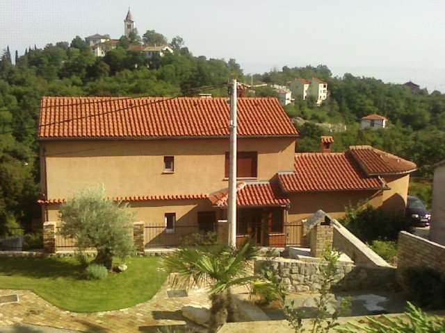Kuća s tri stana