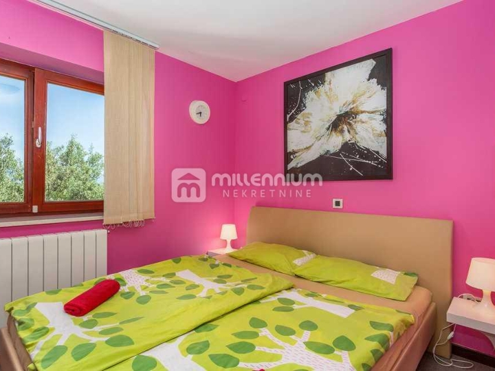 Otok Krk, Dobrinj, 300m2, samostojeća kuća s bazenom i velikom okućnicom