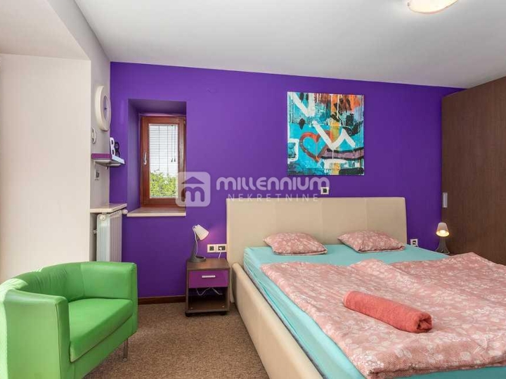 Otok Krk, Dobrinj, 300m2, samostojeća kuća s bazenom i velikom okućnicom