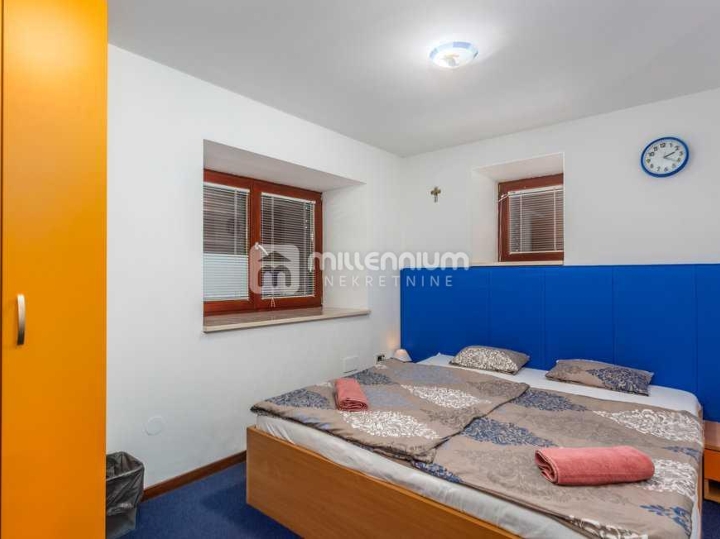 Otok Krk, Dobrinj, 300m2, samostojeća kuća s bazenom i velikom okućnicom