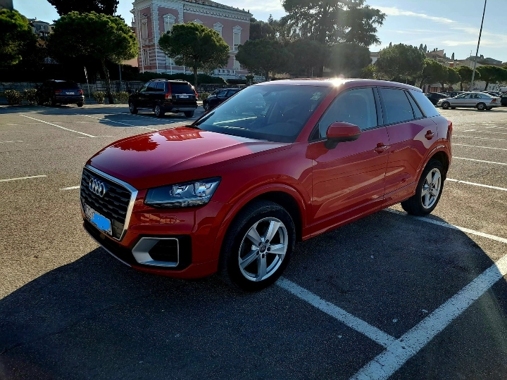 Audi Q2 • 2017 • dizel • garažiran • servisna knjižica