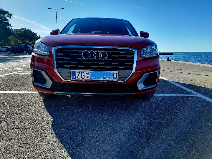 Audi Q2 • 2017 • dizel • garažiran • servisna knjižica