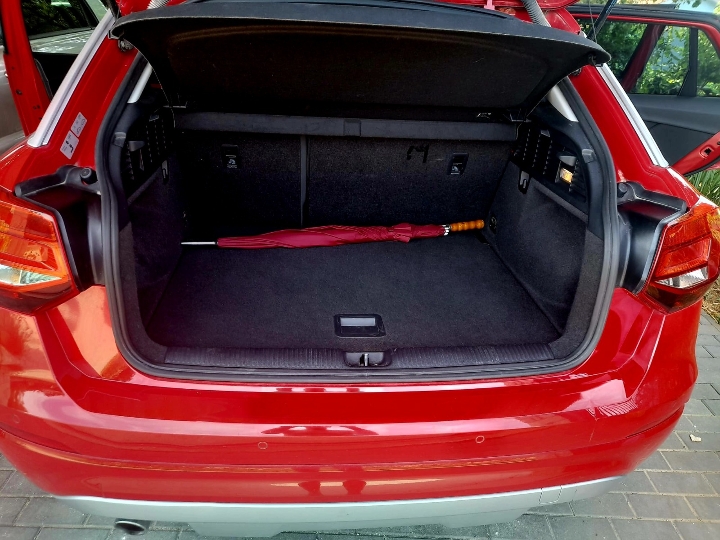Audi Q2 • 2017 • dizel • garažiran • servisna knjižica
