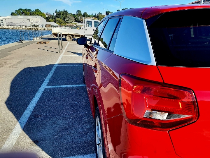 Audi Q2 • 2017 • dizel • garažiran • servisna knjižica