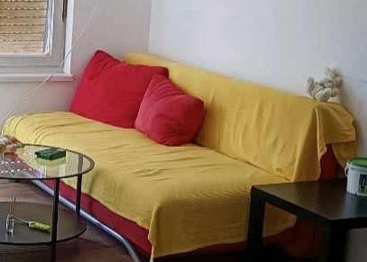 Poklanjam trosjed na razvlačenje