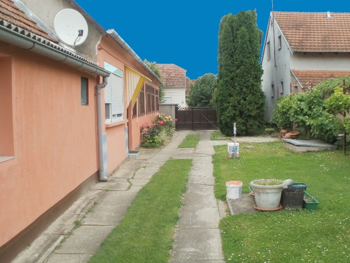 Namještena kuća u mirnom mjestu, velika okućnica!