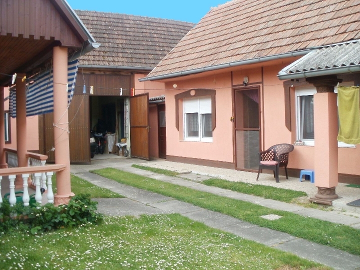 Namještena kuća u mirnom mjestu, velika okućnica!
