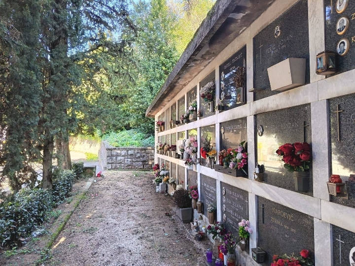 Prodajem jednostruku nišu na groblju Kozala