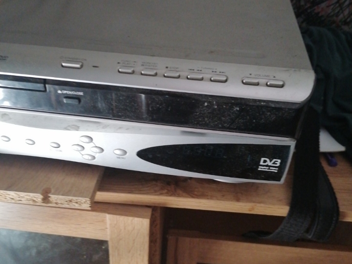 Prodajem DVD LG i receiver satelit