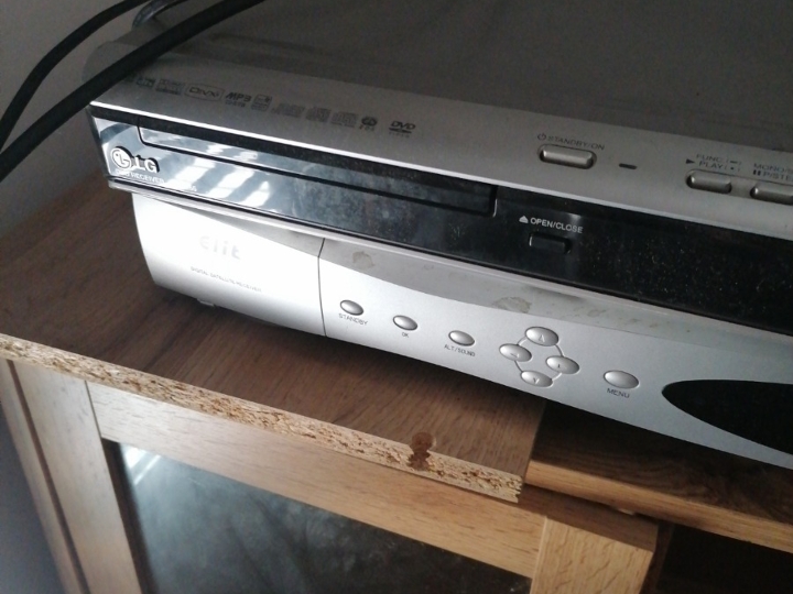 Prodajem DVD LG i receiver satelit