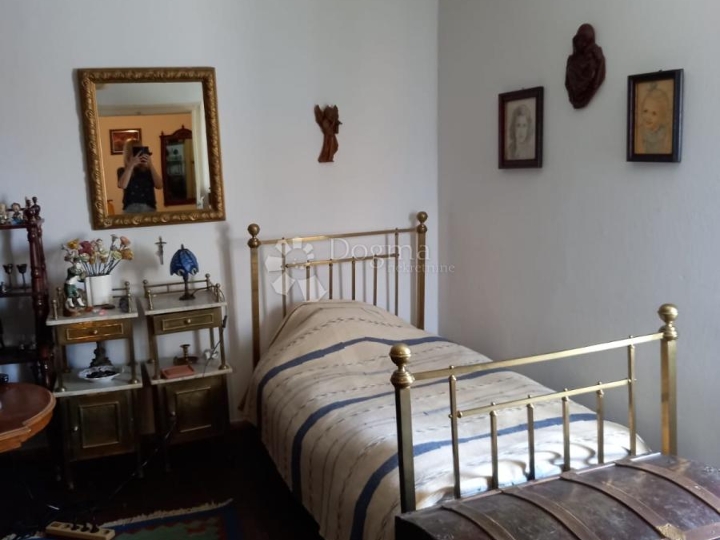 Omišalj, stari grad, kuća