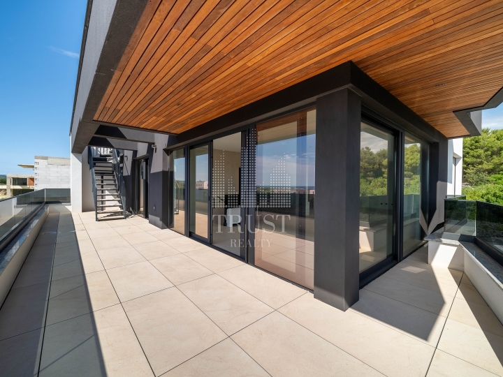 Krk – luksuzni penthouse s panoramskom terasom