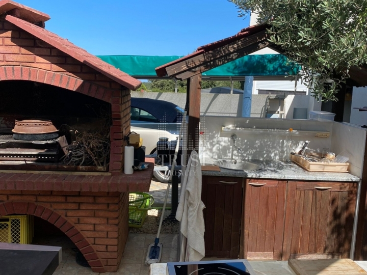 Petrčane: dvoetažni stan s privatnim vrtom