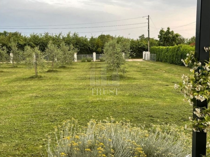 Pula — namještena kuća (160 m²) s maslinikom i mogućnošću dokupa građ. parcela