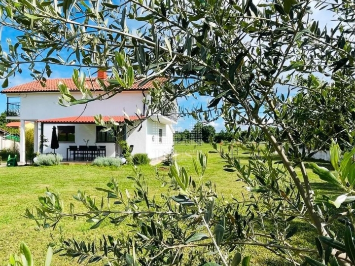 Pula, namještena kuća 160 m² s maslinikom, mogućnost dokupa građ. parcela