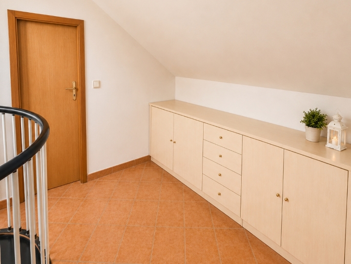 Rovinj –  dvosoban stan s dvije  garaže
