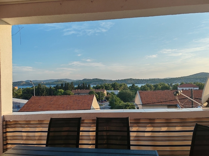 Trosoban stan s terasom  idealan za 3 studenata