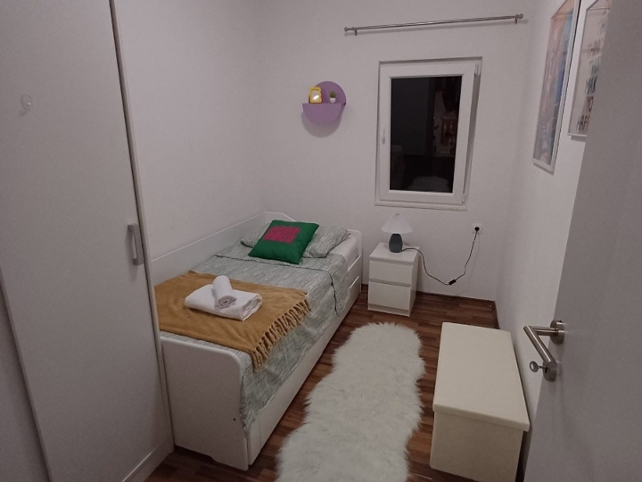 Trosoban stan s terasom  idealan za 3 studenata