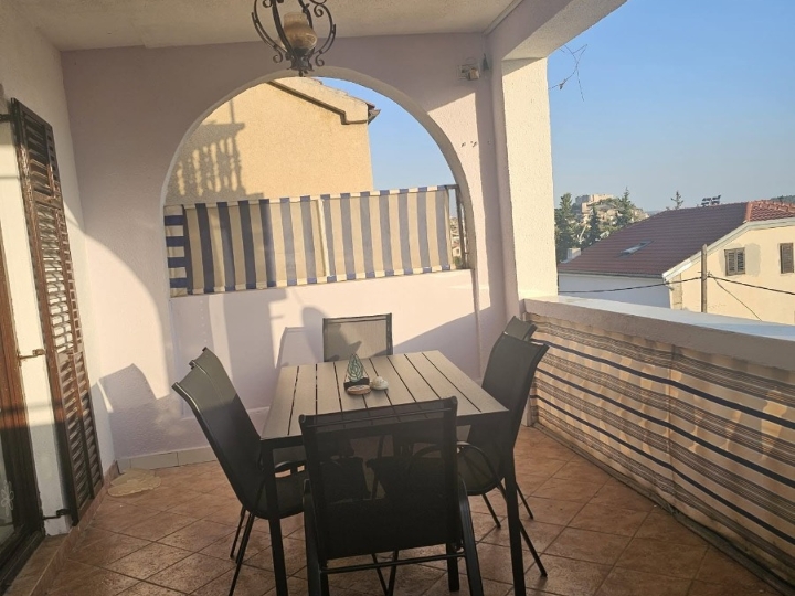 Trosoban stan s terasom  idealan za 3 studenata