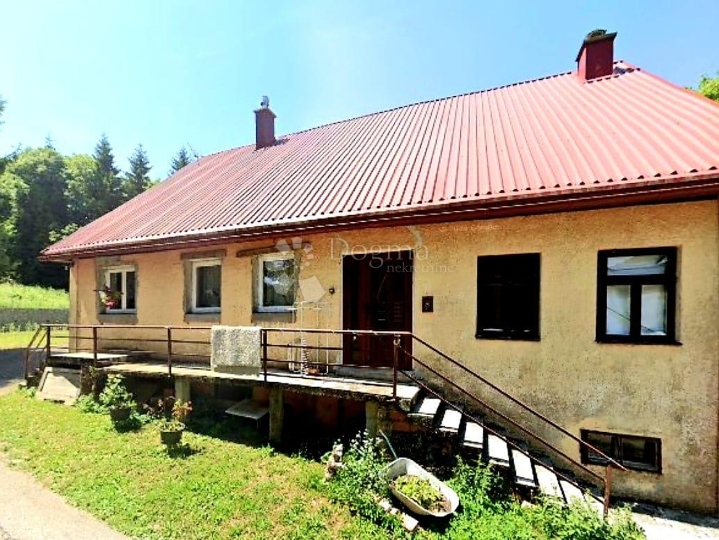 Djelomičmo adaptirana kuća sa okućnicom 6000 m2 u Fužinama