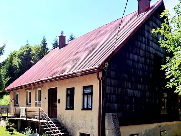 Djelomičmo adaptirana kuća sa okućnicom 6000 m2 u Fužinama
