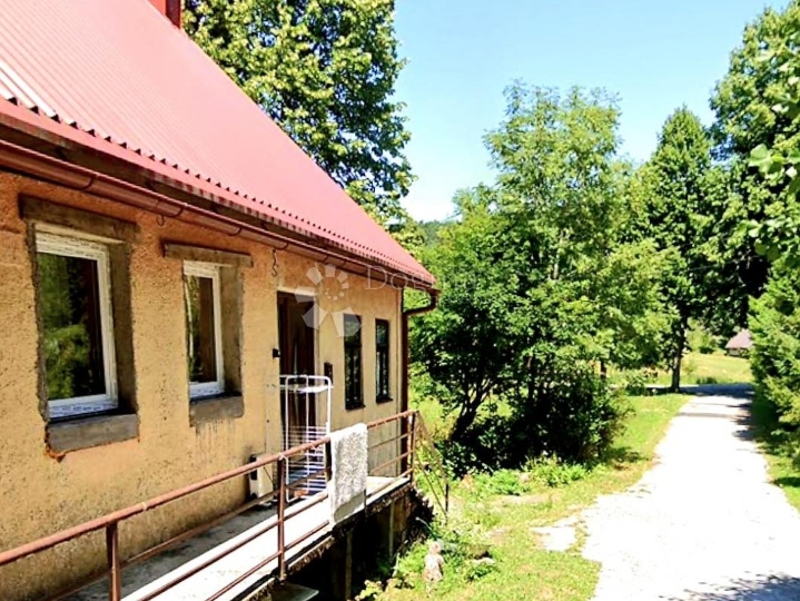 Djelomičmo adaptirana kuća sa okućnicom 6000 m2 u Fužinama