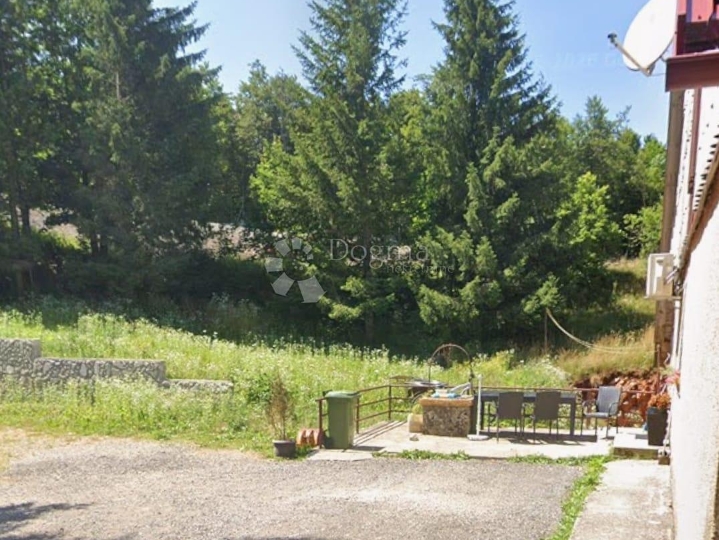 Djelomičmo adaptirana kuća sa okućnicom 6000 m2 u Fužinama