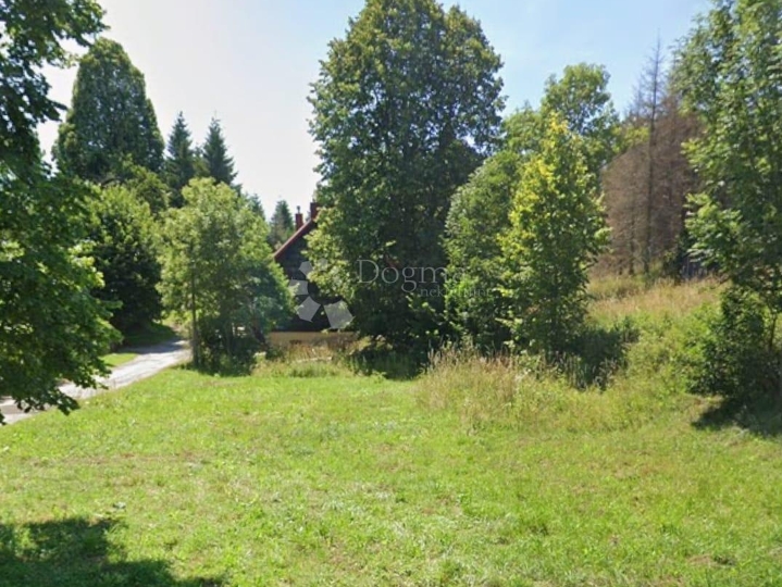 Djelomičmo adaptirana kuća sa okućnicom 6000 m2 u Fužinama