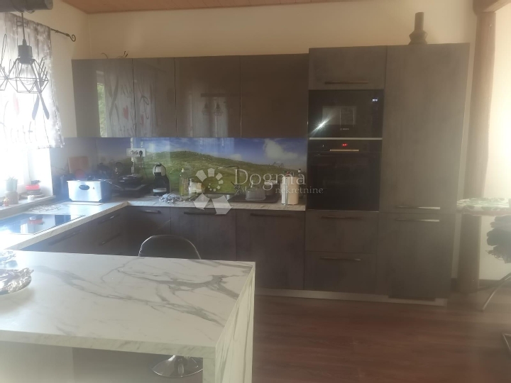 Djelomičmo adaptirana kuća sa okućnicom 6000 m2 u Fužinama