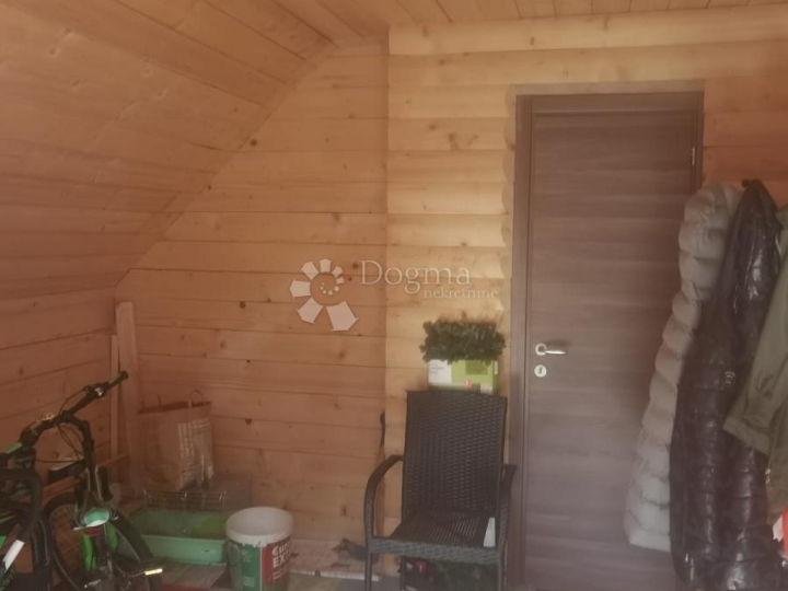 Djelomičmo adaptirana kuća sa okućnicom 6000 m2 u Fužinama
