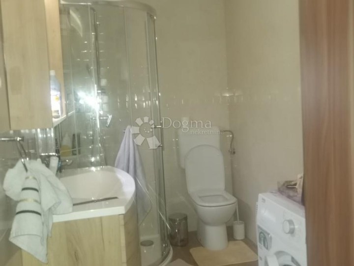 Djelomičmo adaptirana kuća sa okućnicom 6000 m2 u Fužinama