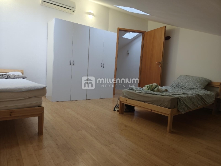 Zamet, dvoetažni 4-sobni stan, 114 m2, najam za 8 radnika, parking