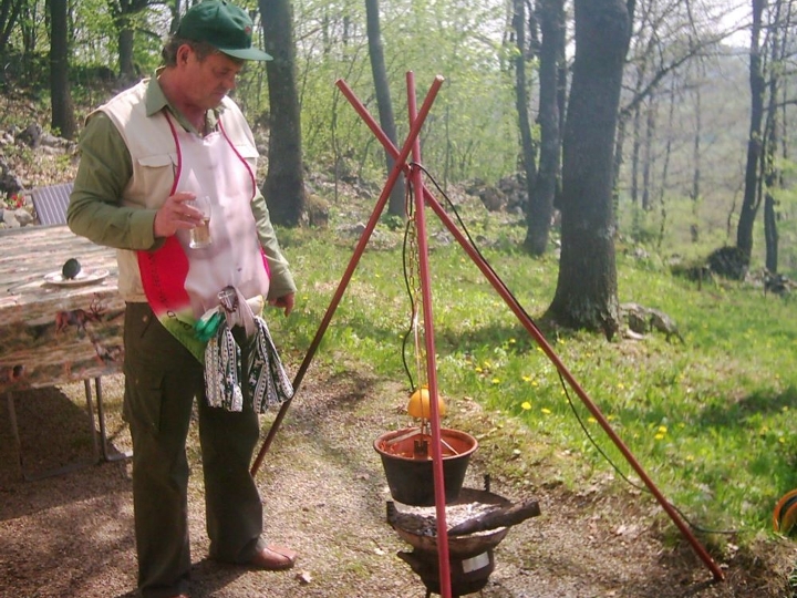 Bakreni kotlić sa miješalicom na struju!