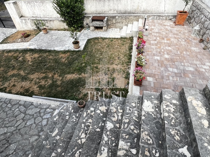 Kuća s dva stana, na samo 7 minuta od Selca!