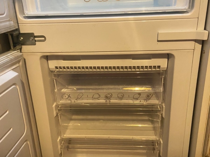Candy ugradbeni hladnjak