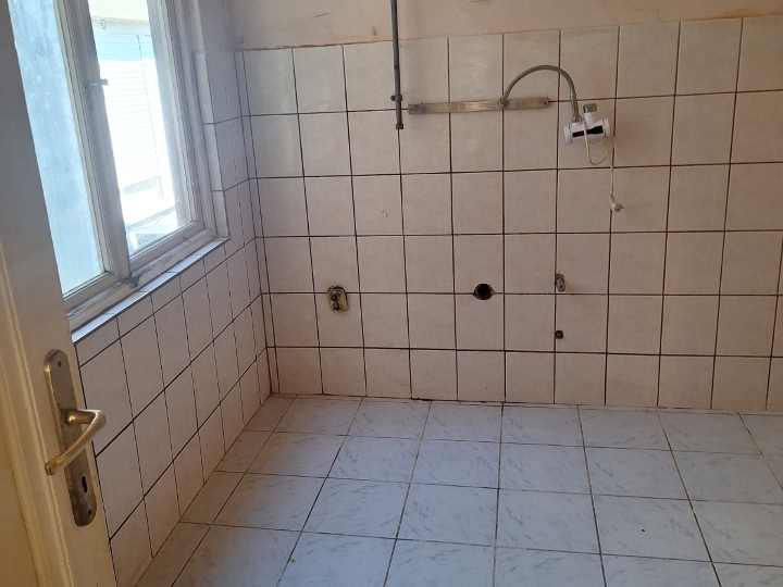 Rijeka centar ( 75.96 m²) – stan za adaptaciju (prodaje vlasnik)
