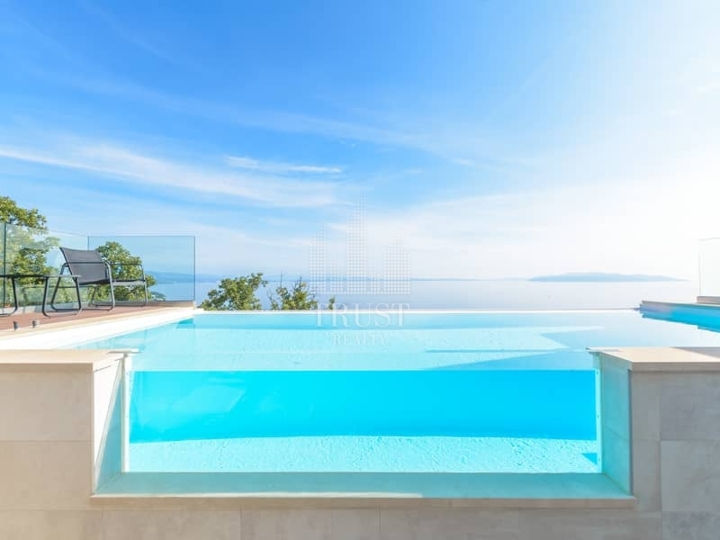 Luksuzna villa s infinity bazenom i panoramskim pogledom