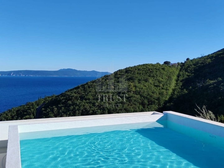 Luksuzna villa s bazenom i panoramskim pogledom – Medveja!