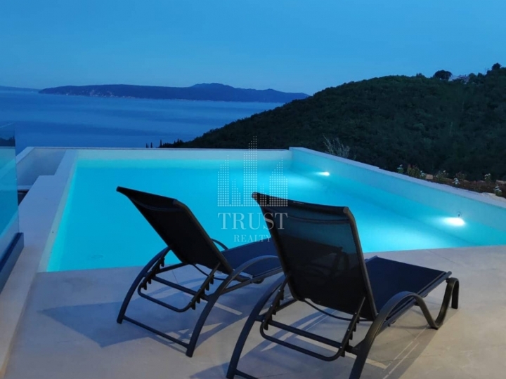 Luksuzna villa s bazenom i panoramskim pogledom – Medveja!