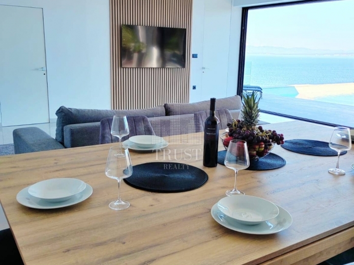 Luksuzna villa s bazenom i panoramskim pogledom – Medveja!