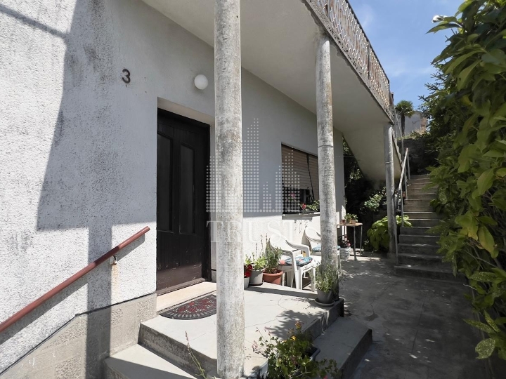 Kuća za adaptaciju, 2 garaže, pomoćni objekt i 538 m² okućnice – Saršoni
