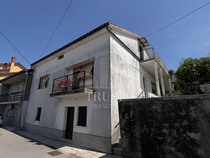 Kuća za adaptaciju, 2 garaže, pomoćni objekt i 538 m² okućnice – Saršoni
