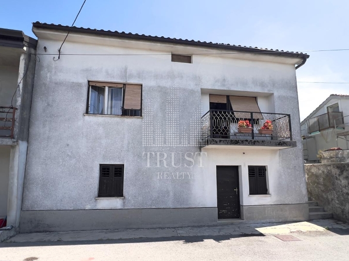 Kuća za adaptaciju s dvije garaže, pomoćnim objektom i 538 m² okućnice – Saršoni