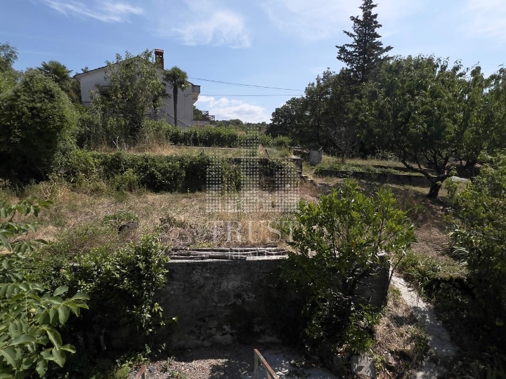 Kuća za adaptaciju s dvije garaže, pomoćnim objektom i 538 m² okućnice – Saršoni