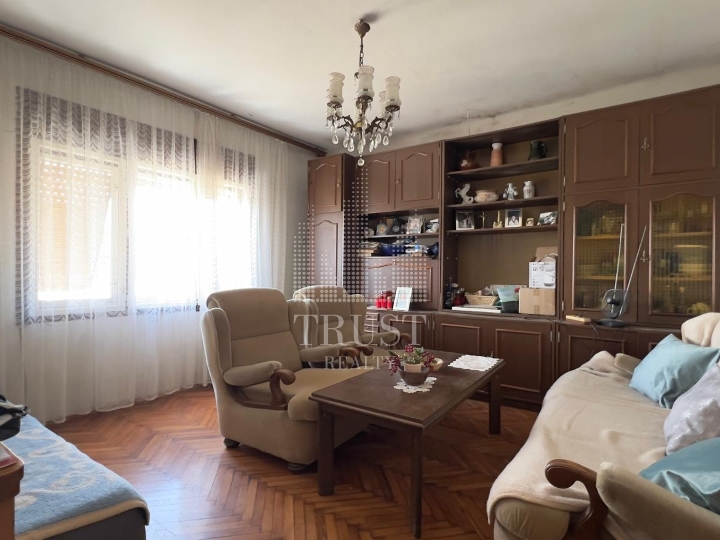 Kuća za adaptaciju s dvije garaže, pomoćnim objektom i 538 m² okućnice – Saršoni