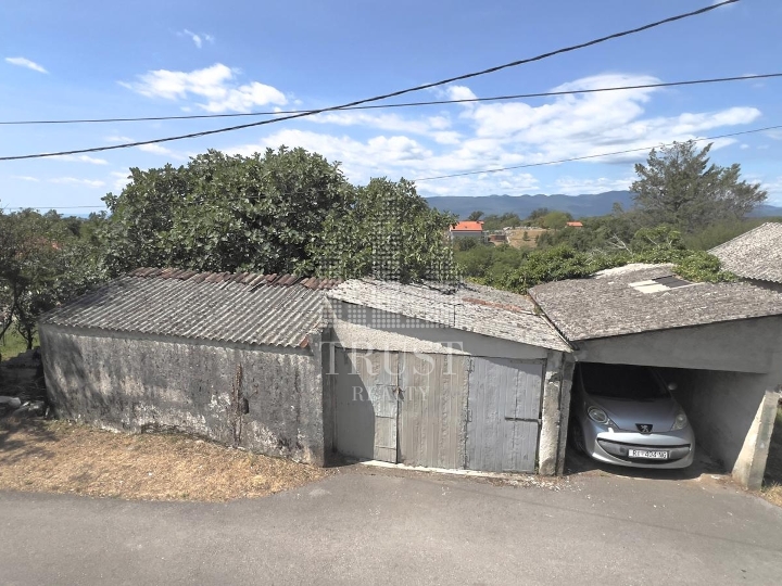 Kuća za adaptaciju s dvije garaže, pomoćnim objektom i 538 m² okućnice – Saršoni