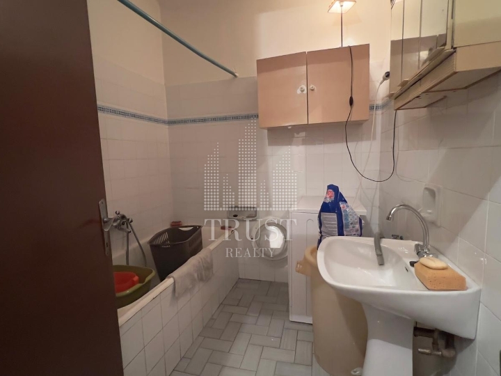 Kuća za adaptaciju s dvije garaže, pomoćnim objektom i 538 m² okućnice – Saršoni